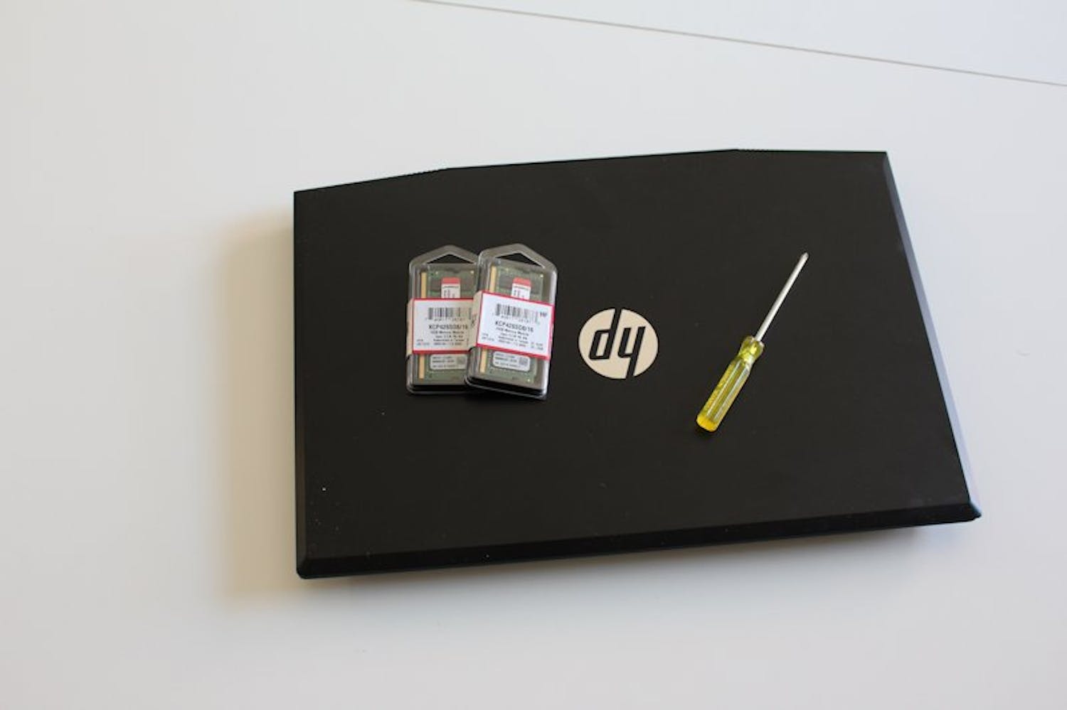 Installering: Nå er vi klare til å sette i gang. Ta en liten stjerneskrutrekker og åpne pakkene med de nye ram-modulene.